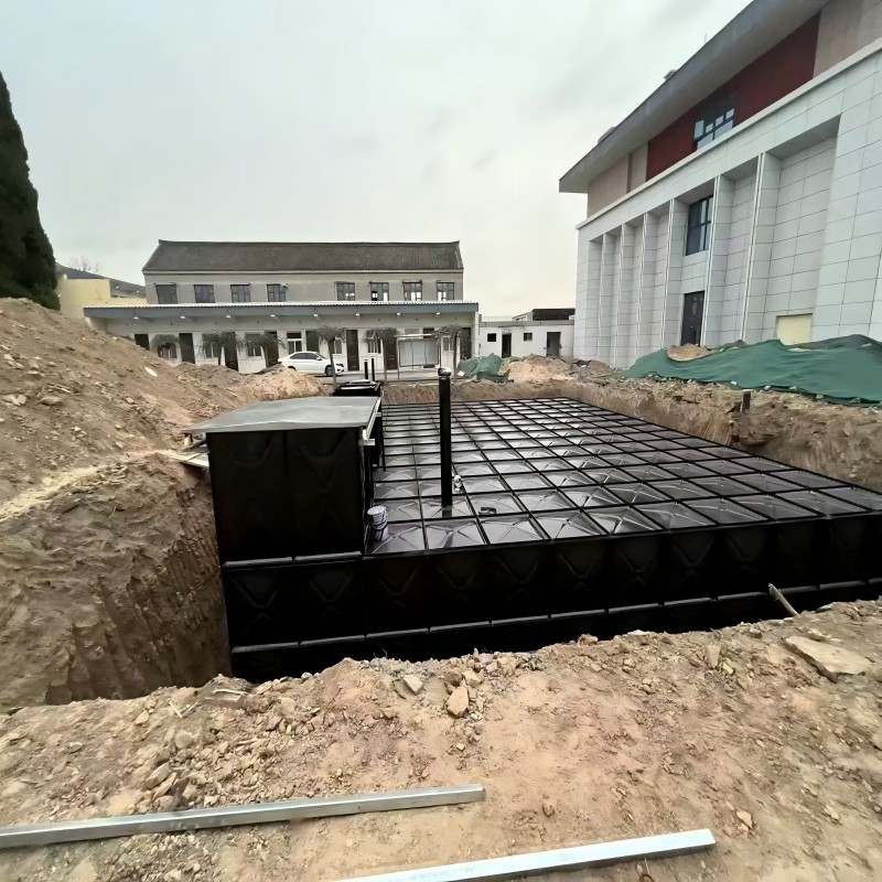 Grandes tanques de almacenamiento de agua subterránea