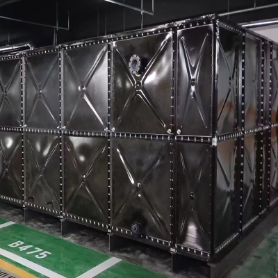 Tanque de agua esmaltado en el suelo