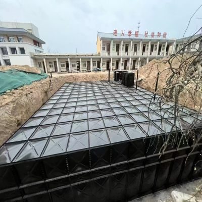 Grandes tanques de almacenamiento de agua subterránea